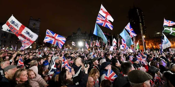 Susţinătorii Brexit au sărbătorit în faţa Parlamentului din Londra separarea Marii Britanie de Uniunea Europeană. FOTO EPA-EFE