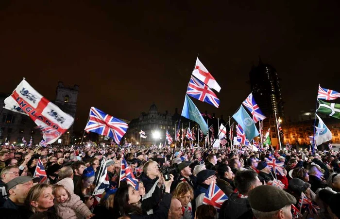 Susţinătorii Brexit au sărbătorit în faţa Parlamentului din Londra separarea Marii Britanie de Uniunea Europeană. FOTO EPA-EFE