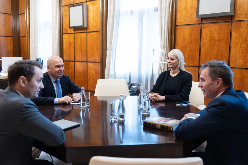 Ilie Bolojan a discutat cu conducerea Wizz Air despre extinderea zborurilor companiei în România