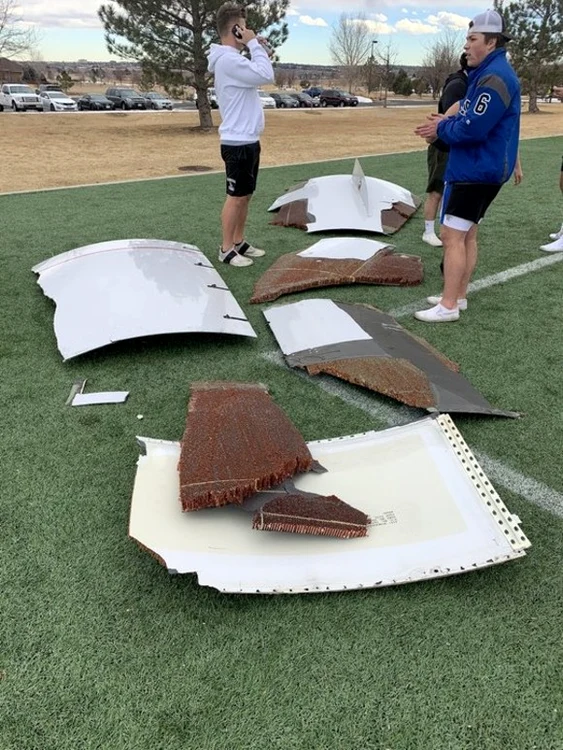 
    Bucăţi din carcasa motorului unui avion Boeing au căzut într-o zonă rezidenţialăFoto: Twitter  