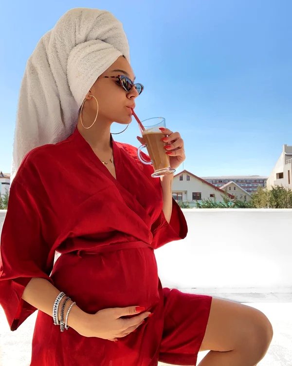 Karmen și-a arătat burta de gravidă pe rețelele de socializare