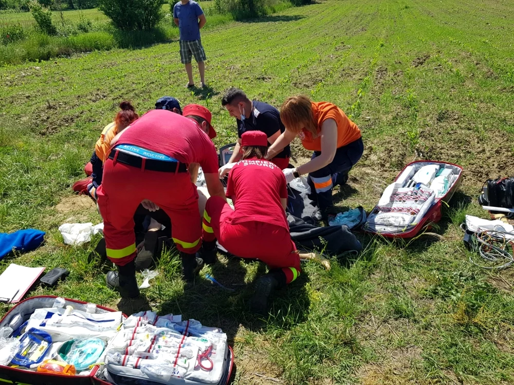 Operaţiunea de salvare a tinerilor căzuţi într-o baltă de lângă râul Olt în Ioneşti - Vâlcea Foto ISU Vâlcea