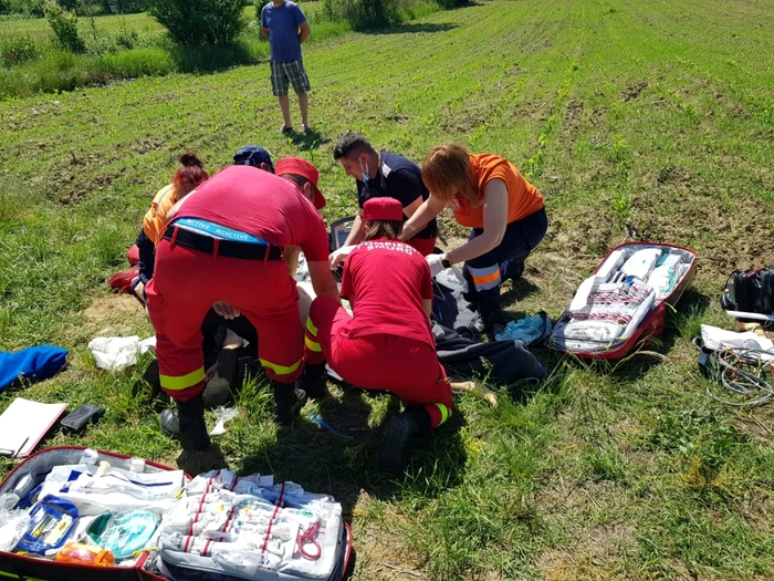 Operaţiunea de salvare a tinerilor căzuţi într-o baltă de lângă râul Olt în Ioneşti - Vâlcea Foto ISU Vâlcea