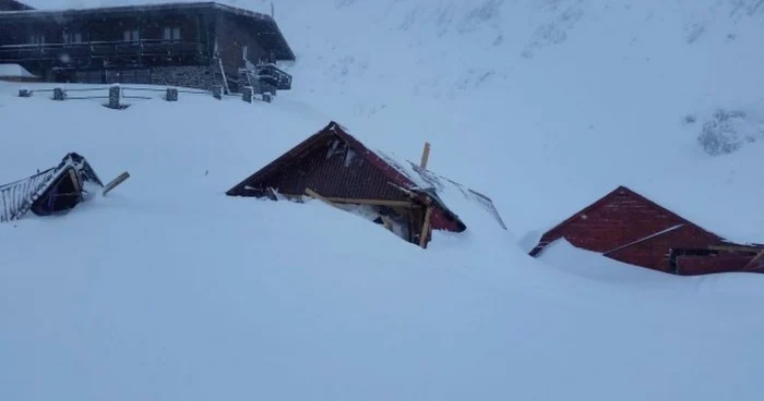 Avalanşa a distrus o parte dintre căsuţele de lemn ale comercianţilor de lângă cabană. FOTO: Dan Popescu