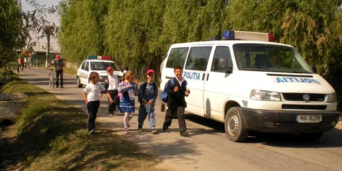 Poliţiştii au stat de vorbă cu oamenii