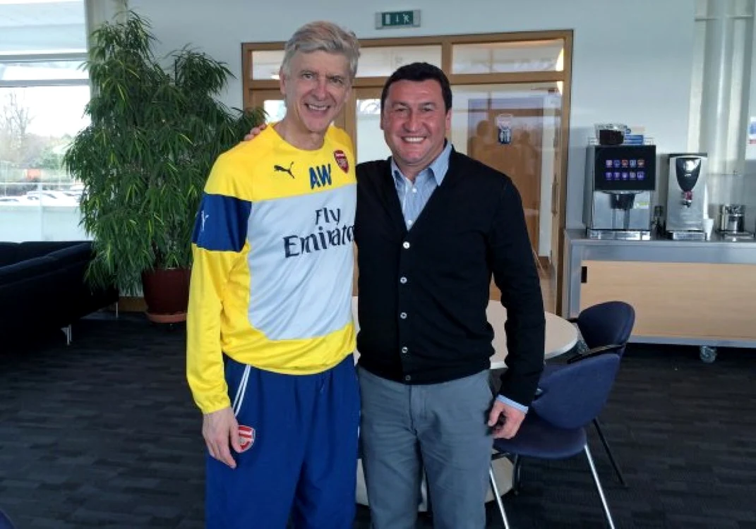 Viorel Moldovan a asistat la antrenamentele conduse de Arsene Wenger (stânga). FOTO: frf.ro