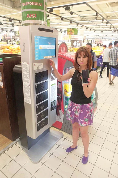 Aparatul poate fi folosit de orice client al magazinuluiFotografii: Sever Gheorghe