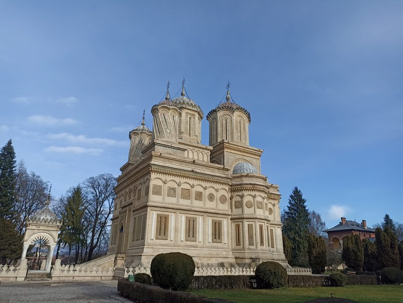 Mănăstirea Curtea de Argeș va fi restaurată din temelii. Aici se află mormintele regilor Carol I și Ferdinand și o Evanghelie unică în lume