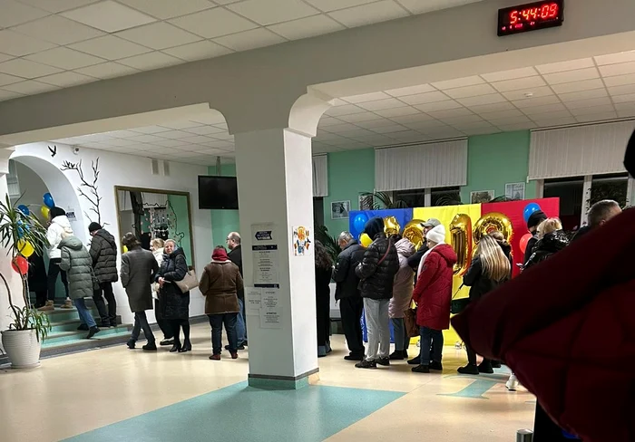 Cozi la secțiile de votare din Chișinău/ FOTO: Alina Cotoros