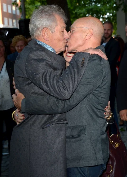 Ian McKellen şi Patric Stewart s-au sărutat în văzul tuturor, pe covorul roşu de la cinema Odeon, în Kensington
