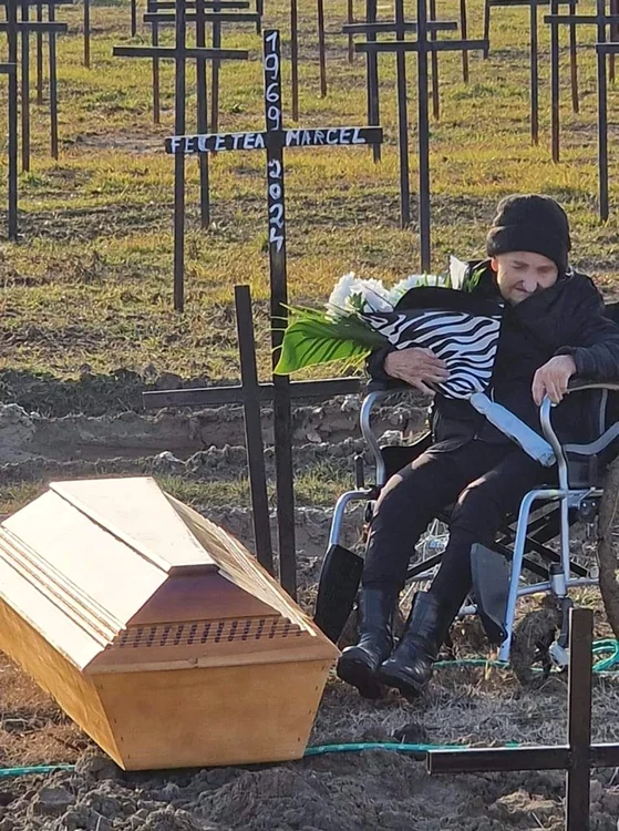 Cei de la centru i-au cumpărat femeii un buchet de flori FOTO Viorel Pașca 