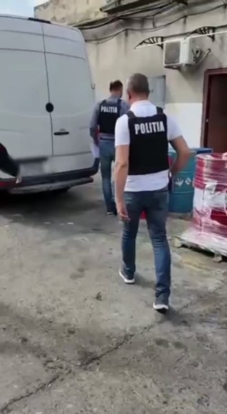 Percheziții în cazul unei înșelăciuni cu vopsea falsificată. Un bucureștean, vizat de anchetă VIDEO 