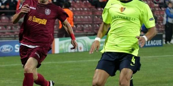 Hora (stânga) a marcat un gol şi a obţinut un penalty. Foto: arhivă