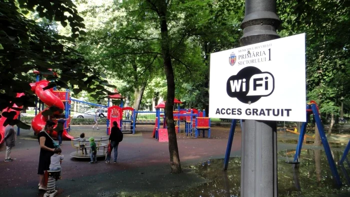 În jur de 1.000 de bucureşteni accesează zilnic reţeaua wireless FOTO PS1