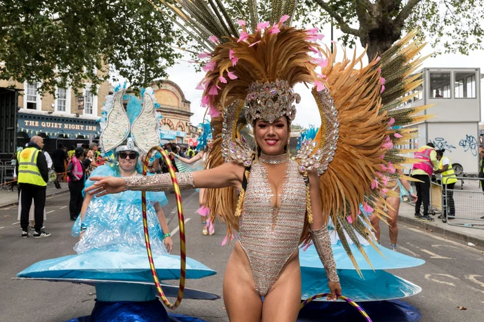 Femeie costumată, la Carnavalul de la Notting Hill