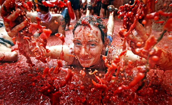 La festivalul Tomatina, se folosesc pe post de proiectile peste 100 de tone de roşii FOTO AP