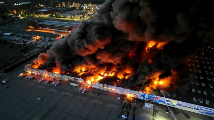 Magazinul de mobilă incendiat. FOTO: X / @JayinKyiv