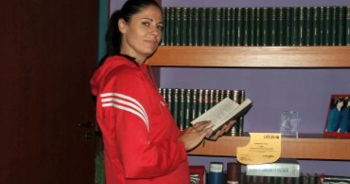 Galaţi: Cărţile ”Adevărul” au ajuns în biblioteca campioanei la canotaj Maria Magdalena Irincu