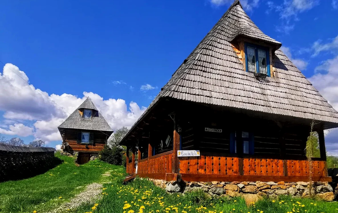 Doi soți au construit un „cartier” idilic de căsuțe din lemn în satul Breb / foto: Facebook