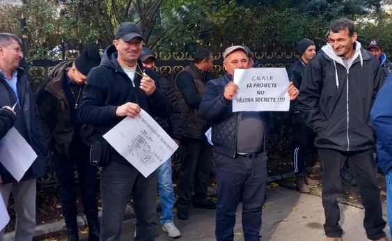 Locuitorii din Ilieni și Podu Oltului au protestat la sediul CNAIR FOTO Ilie Muscalu