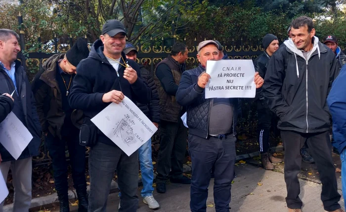 Locuitorii din Ilieni și Podu Oltului au protestat la sediul CNAIR FOTO Ilie Muscalu