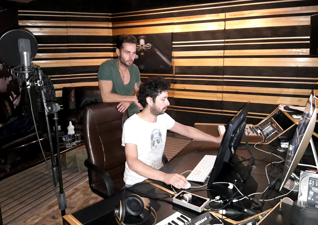 Marius Moga și Randi în studioul de înregistrări