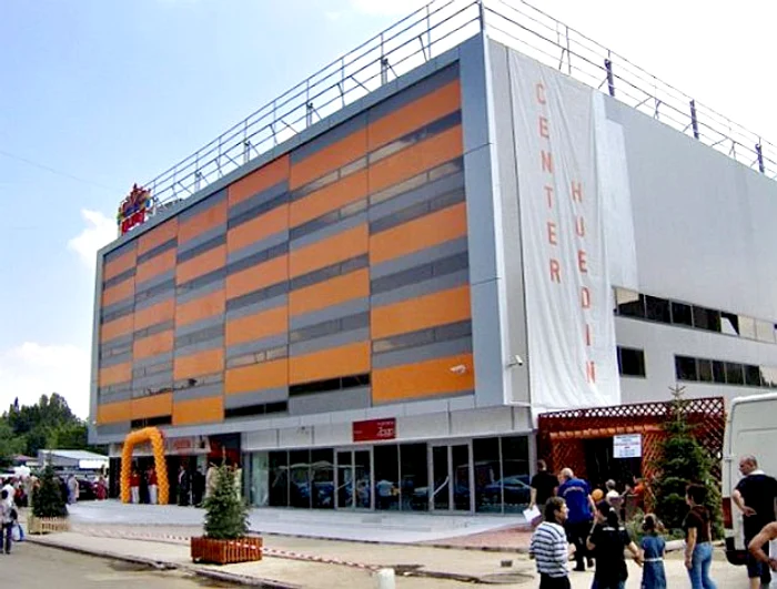 
    Complexul comercial a fost construit în vara anului 2007 pe strada Huedin  