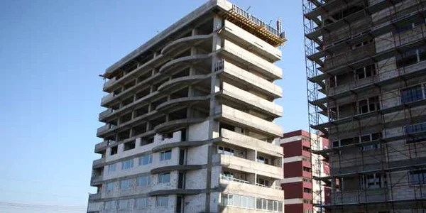 Blocul de pe care a căzut muncitorul