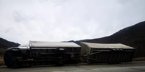 Camionetă cu remorcă doborâtă de rafalele de vânt puternic în trafic pe Valea Oltului - DN 7 în Vâlcea Foto Adevărul