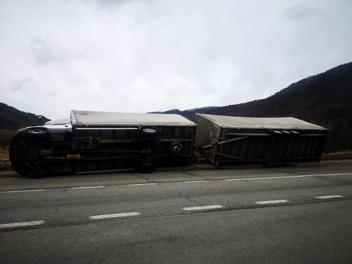 Camionetă cu remorcă doborâtă de rafalele de vânt puternic în trafic pe Valea Oltului - DN 7 în Vâlcea Foto Adevărul