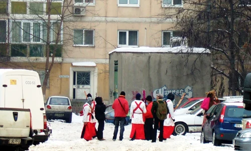 Noi venim să colindăm, pe la blocuri să urăm    jpeg