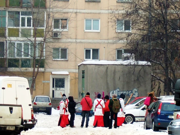 Noi venim să colindăm, pe la blocuri să urăm jpeg