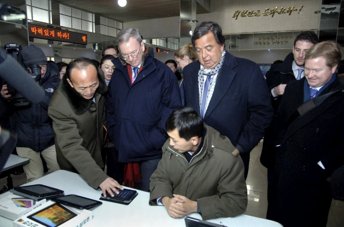 Eric Schmidt, în vizită la Centrul coreean de Informatică de la Phenian FOTO Reuters
