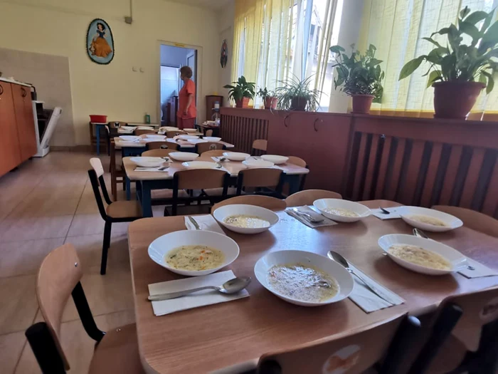 Mâncarea care ar fi trebuit să fie dată copiilor din creşe a fost găsită în podurile caselor educatoarelor FOTO Arhivă