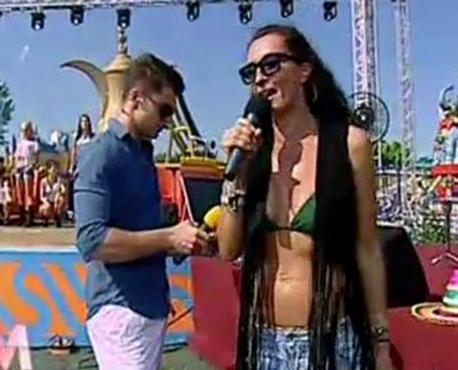 Mihaela Rădulescu face din nou audienţă cu sânii