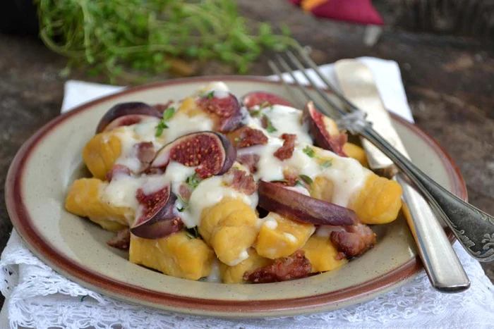 Gnocchi cu sos alb, smochine şi pancetta