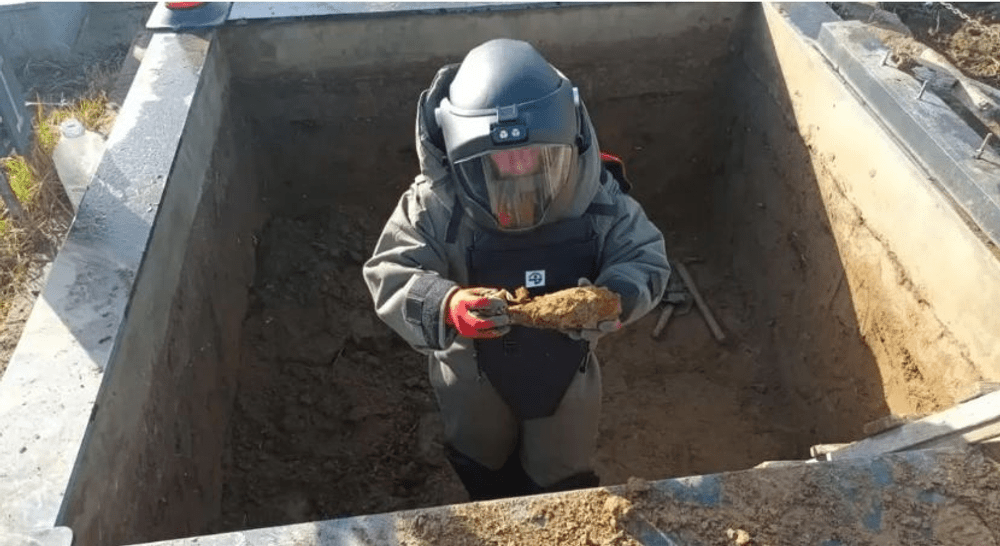 Depozit de muniție descoperit de un bărbat în timp ce săpa o groapă în cimitir