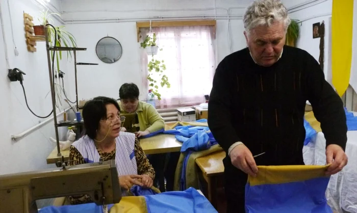 Erzsebet Tulit şi Imre Kolumbán, în atelierul din Şumuleu Ciuc FOTO Adevărul/Liviu Iolu