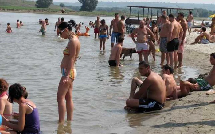 Oamenii  merg la scăldat, în ciuda avertismentelor medicilor Foto:I.S.
