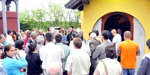 Mica biserică din Malainica a fost neîncăpătoare pentru românii veniţi la slujbă