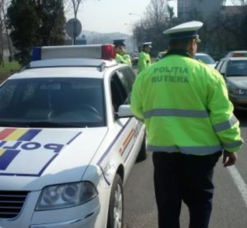 
    Poliţista si ceilalţi doi pasageri, şi ei oameni ai legii, au fugit de la locul accidentului  