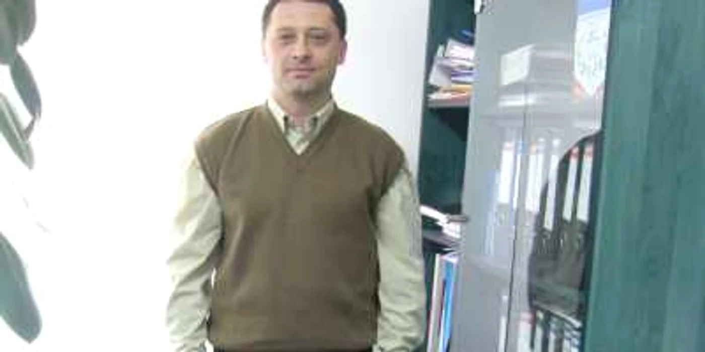 Corneliu Engi ar repara un motor cu ochii închişi
