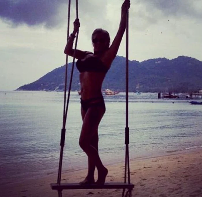 Sam și sânii ei generoși fac furori pe plajă