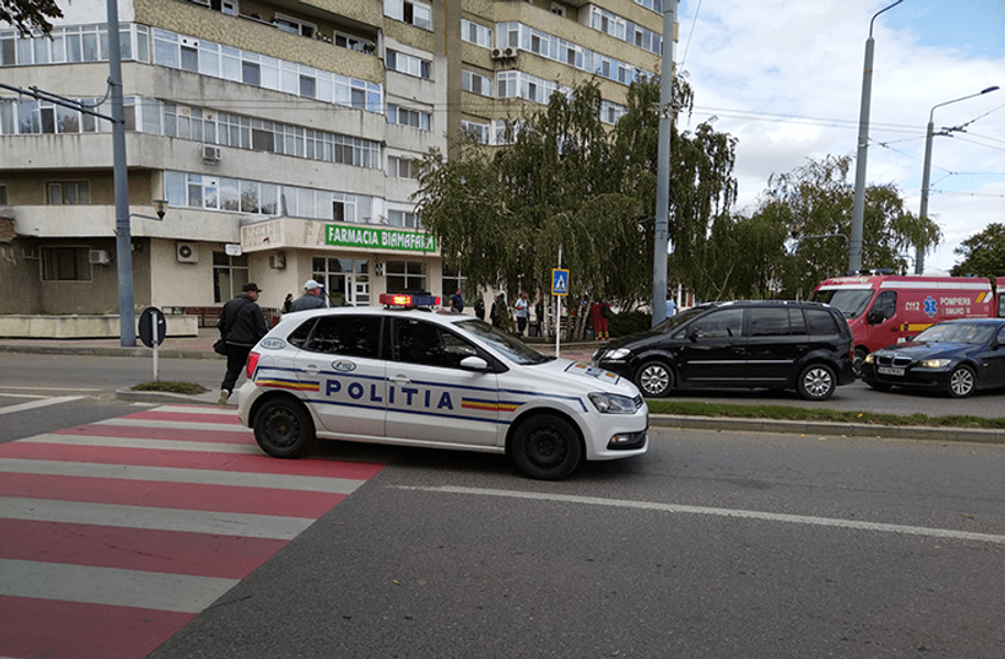 Fetiță lovită pe trecere de o maşină de poliţie. Polițistul ar fi fost atent la telefon  