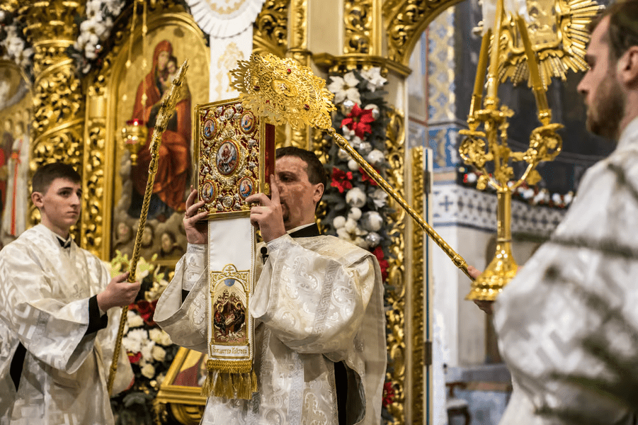 Politico: Crăciunul vine mai devreme: Biserica ucraineană permite pentru prima dată sărbătorirea Crăciunului pe 25 decembrie