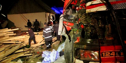 TIR cu cherestea rasturnat în curtea unei locuinţe din Vama