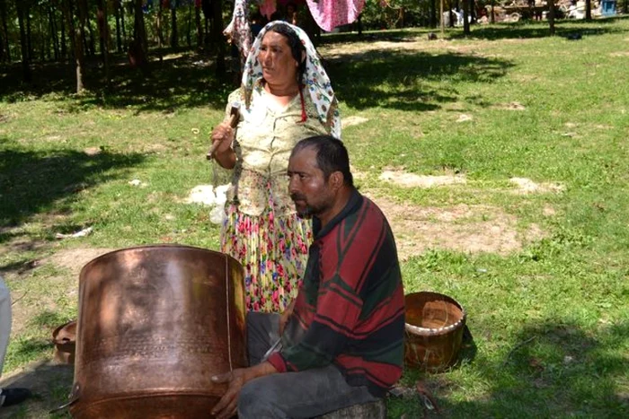 Căldărarii din Dărmăneşti călătoresc încă pentru a-şi vinde produsele, în special cazane pentru rachiu FOTO Mircea Merticariu