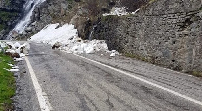 AvalanÅÄ pe TransfÄgÄrÄÅan: o femeie a fost rÄnitÄ iar un copil a suferit un atac de panicÄ. Traficul auto a fost blocat