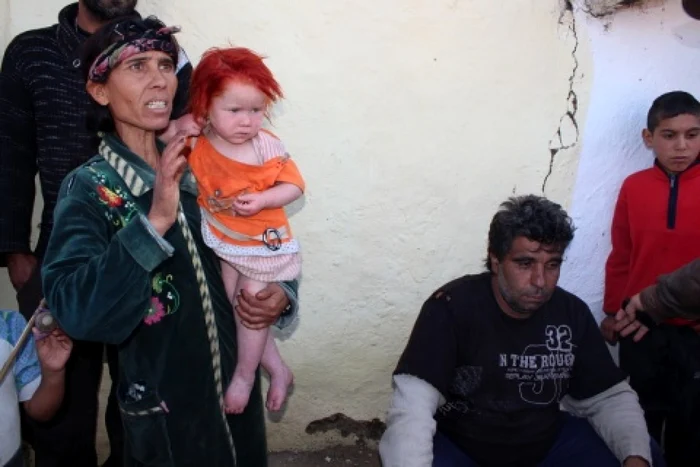 Presupusa mama a fetiţei blonde găsite în tabăra romilor din Grecia FOTO novinite.com