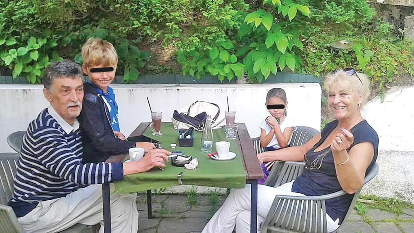 Mariana şi Ionel Vidican, alături de nepoţii lor